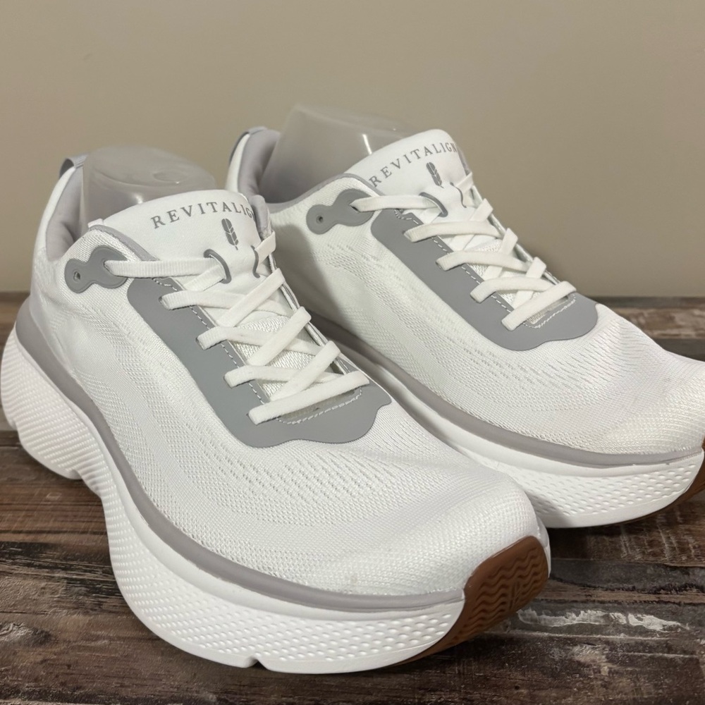 REVITALIGN GAIA SNEAKER SIZE 11 NWOB